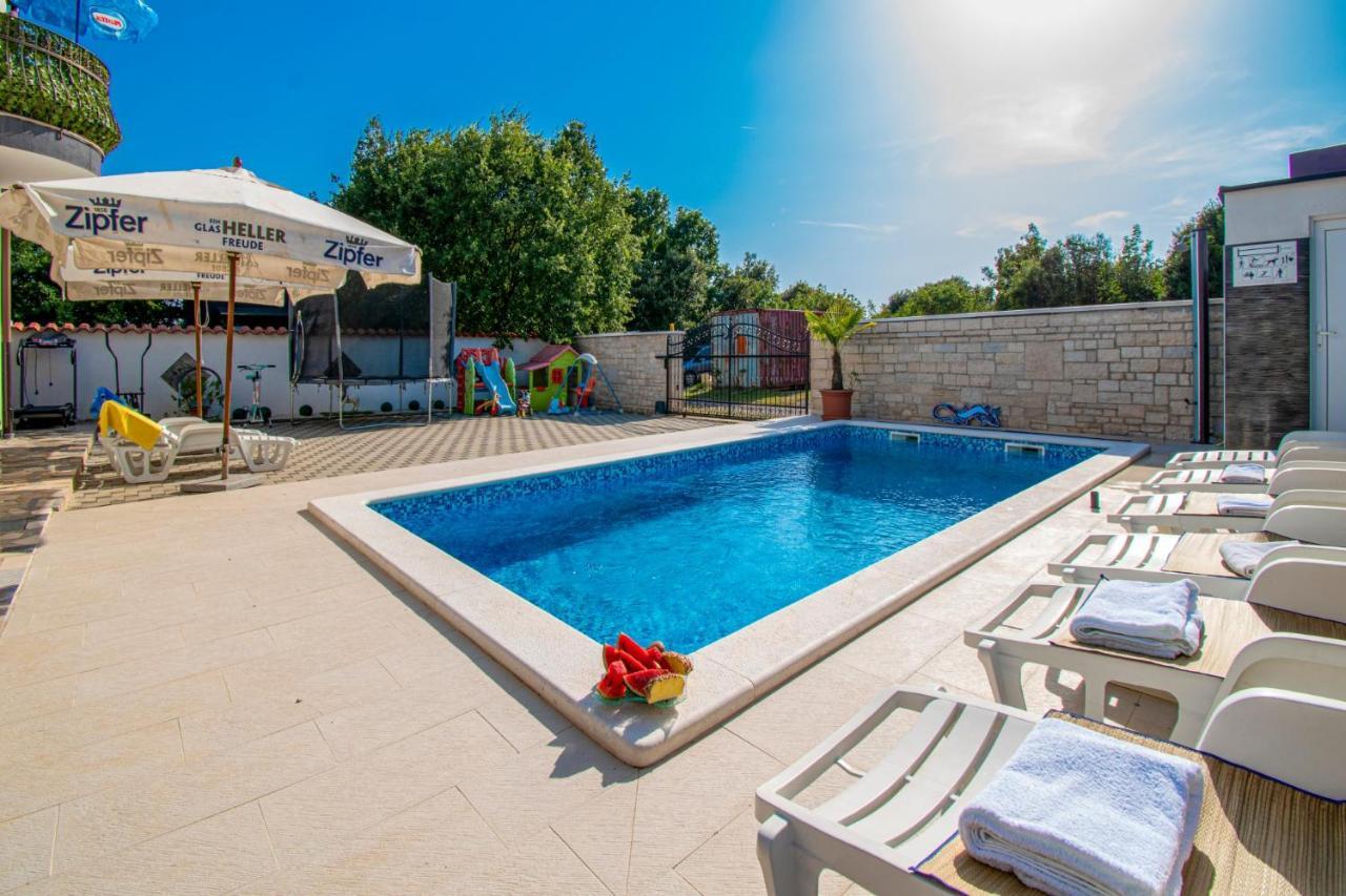 With Pool In Pula,croatia Gasthof