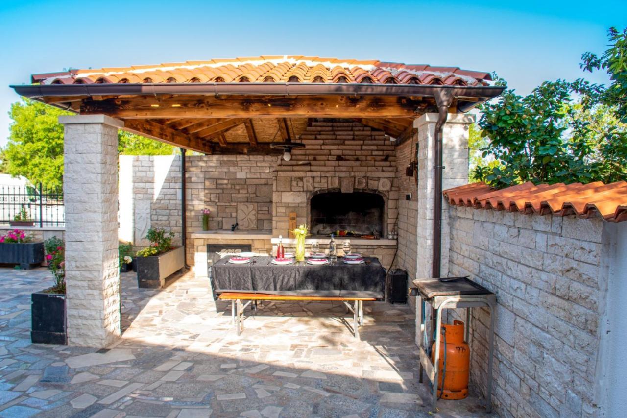 Gasthof With Pool In Pula,croatia Pula