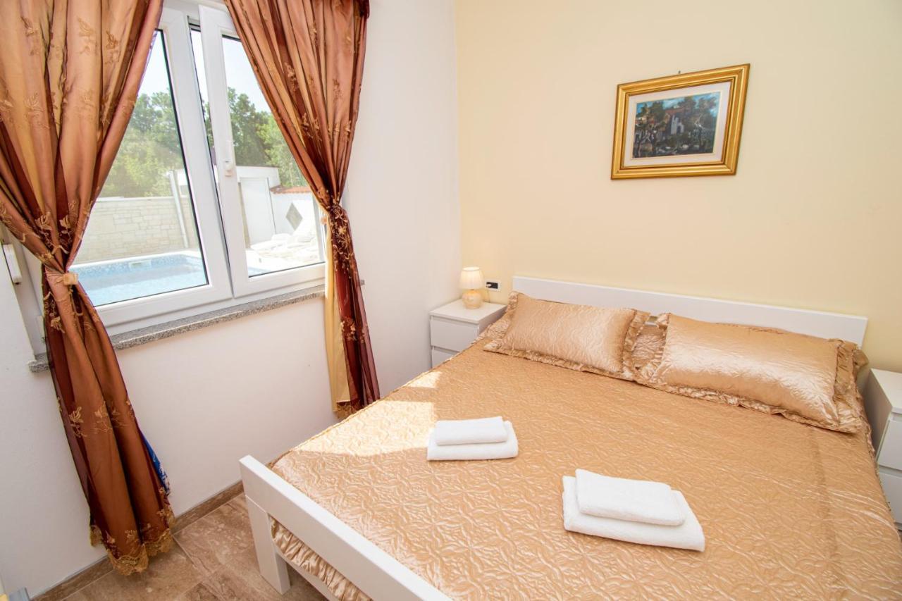 Guest house With Pool In Pula,croatia *