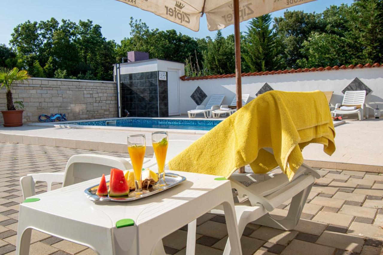 Guest house With Pool In Pula,croatia